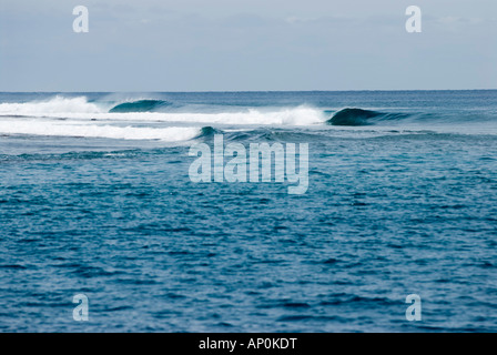 Le onde rompono isola nelle isole mentawai Indonesia Foto Stock
