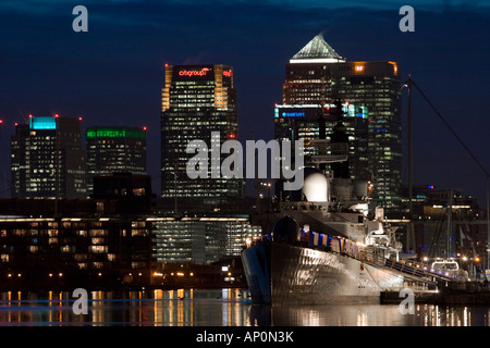 HMS Exeter al centro Excel London Boat Show 2008 - Canary Wharf in background. Foto Stock