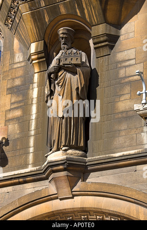 Una statua sopra l'entrata di Tree Court, Gonville e Caius College, Università di Cambridge Foto Stock