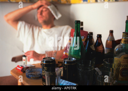 Giovane uomo avente i postumi della sbornia dopo il consumo di alcool Foto Stock
