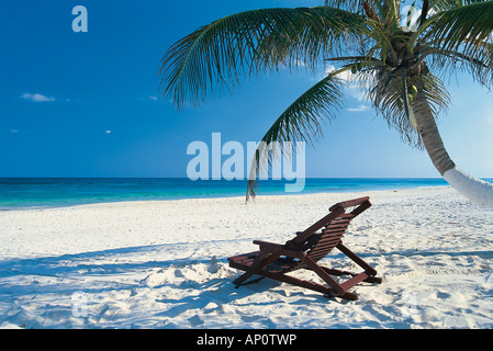 Sedie a sdraio sulla Seven Mile Beach, Grand Cayman, Isole Cayman, Isole dei Caraibi Foto Stock