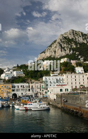 L'Italia, Campania, (Baia di Napoli), Capri Capri città porto visto dal traghetto Sorrento Foto Stock