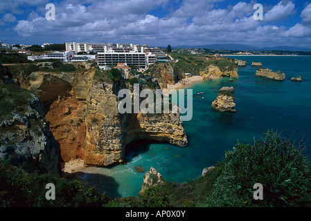 Scogliere a Praia da Dona Ana, Baia de Lagos, Algarve, PORTOGALLO Foto Stock