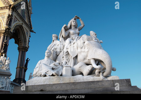 Asia Prince Albert Memorial Hyde Park Kensington Gardens Londra città capitale ristrutturato ristrutturato oro reguilded Regno Unito Regno Unito Foto Stock