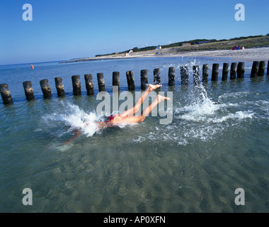 L'uomo saltando in acqua, Warnemuende, Mar Baltico Foto Stock