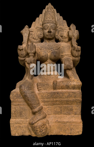 Granito mahakali India del sud tardo stile vijayanagar 17 secolo d.c. godess feroce associato con la morte seduto con piede sulla testa o Foto Stock