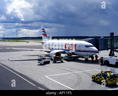 Caricamento degli aeromobili il bagaglio presso l'Aeroporto di Riga Foto Stock