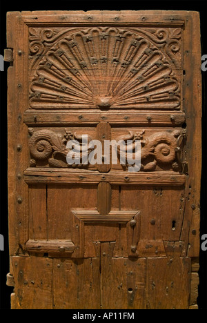 Porta in legno di quercia Legname antique antico rilievo scolpite storia patrimonio storico prigioniero peg rowallan castle Cunningham Ayrshire scot S Foto Stock