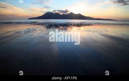 Vista dell'isola di rum al tramonto dalla baia di laig, isola di eigg; Western Isles, Scotland, Regno Unito Foto Stock