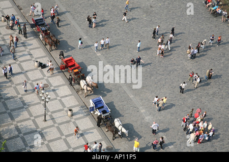 Piazza della Città Vecchia dalla parte superiore del municipio guardando giù su gruppi di persone e carrozze trainate da cavalli Foto Stock