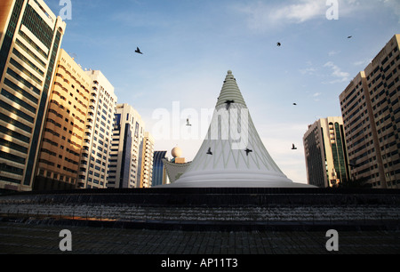 Monumento con piccioni in Piazza Al-Ittihad, Abu Dhabi, Emirati arabi uniti Foto Stock