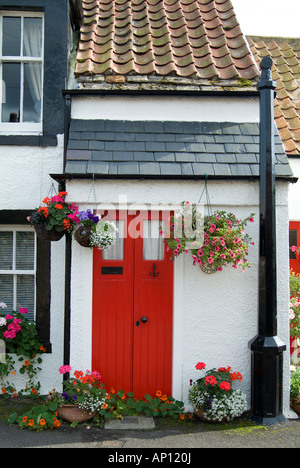 Porta Rossa crail fife nook Scozia Scottish scot UK Regno Unito UE Unione europea ingresso colore colore vernice vecchia decorano ant Foto Stock