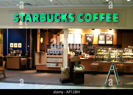 Starbucks Coffee café fast food uscita sedia tavolo self service resto prendere una pausa di sedersi rilassarsi bere tè cake snack b Foto Stock