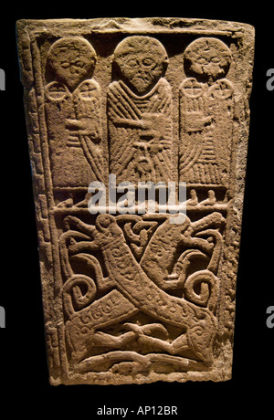 Tavoletta di pietra san Scozia scozzese scozzese celtica Celt carve carving dragon testa cristiana pietra patrimonio di storia di sabbia rossa relie Foto Stock