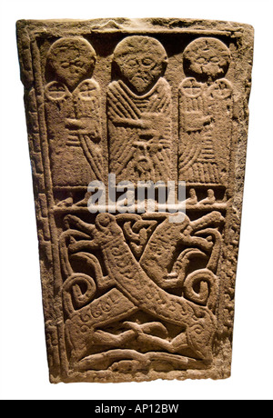 Tavoletta di pietra san Scozia scozzese scozzese celtica Celt carve carving dragon testa cristiana pietra patrimonio di storia di sabbia rossa relie Foto Stock