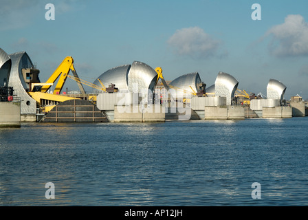 River Thames Flood Barrier difesa Woolwich Londra Inghilterra Landmarks ambiente Riscaldamento globale scienza dell'architettura tecnologica Foto Stock