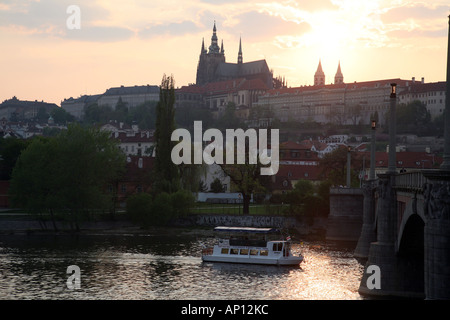 Vista sul Fiume Vltava verso la cattedrale di San Vito al tramonto, Praga, Repubblica Ceca Foto Stock