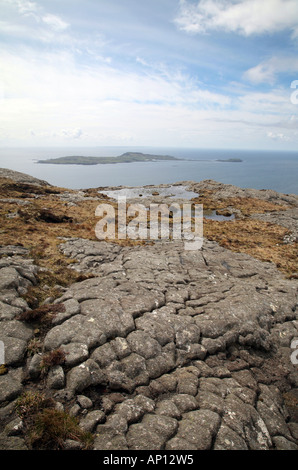 Vista da un Sgurr, Isola di Eigg, guardando oltre verso l'Isle of Muck, Western Isles, Scotland, Regno Unito Foto Stock