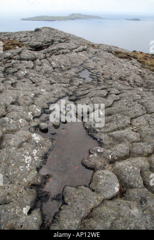 Vista da un Sgurr, Isola di Eigg, guardando oltre verso l'Isle of Muck, Western Isles, Scotland, Regno Unito Foto Stock