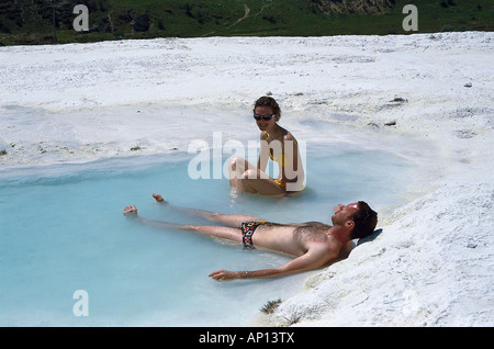 I turisti in piscina naturale, Terrazze agglomerato di Pamukkale, Turchia Foto Stock