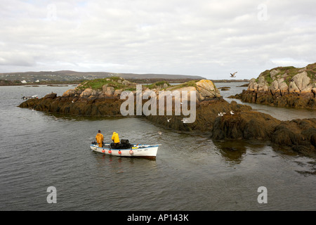 I pescatori e la pesca in barca vicino al Burtonport hatbour Il Rosses County Donegal Irlanda Foto Stock