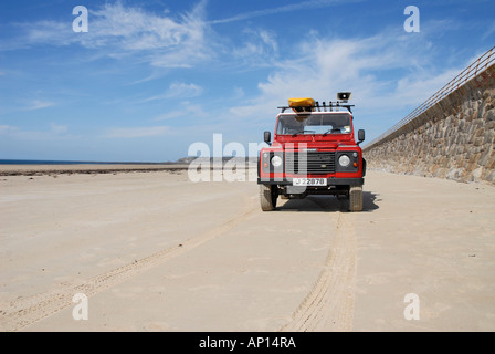 Bagnino landrover sulla spiaggia di St Ouen in Jersey Foto Stock