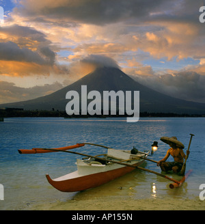 I pescatori, vulcano Mayon vicino a Legazpi City, Legazpi, isola di Luzon, Filippine Foto Stock