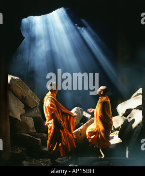 I monaci, riflessione di Angkor Wat, Angkor Wat, Siem Raep, Cambogia, Asia Foto Stock