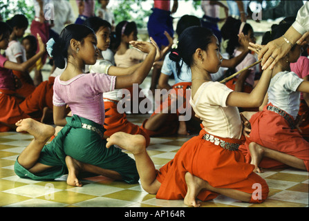 I bambini che imparano il tempio della danza, Royal Academy of Performing, Phnom Penh, Cambogia, Indocina, Asia Foto Stock