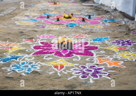 Rangoli di progetti su un villaggio indiano street al festival indù di Sankranti Foto Stock