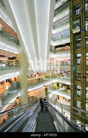 Per lo shopping di Shanghai, Nuovo Mondo, Yao Han, shopping mall, escalator, negozi, magazzini, mega centri commerciali, multipiano, pubblicità, Werbung, Foto Stock