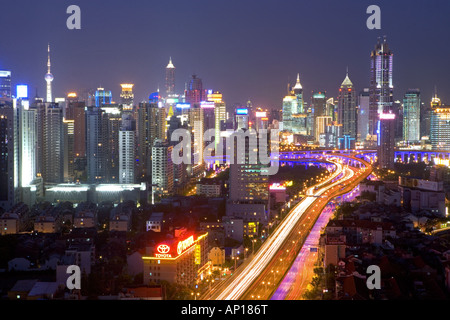 Autostrada Gaojia, nightshot, Gaojia, elevati il sistema autostradale di attraversamento di Chongqing Zhong Lu e Yan'an Dong Lu, Expressway, vicina Foto Stock