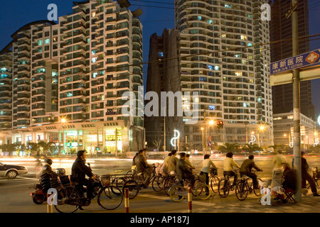 Il traffico di biciclette, appartamento torri di notte, quartiere di Zhabei Shanghai, Foto Stock