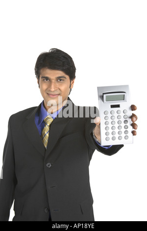 ANG200082 Executive e di contenimento che mostra la calcolatrice e sorridente indossando abito nero modello di rilascio n. 687m Foto Stock