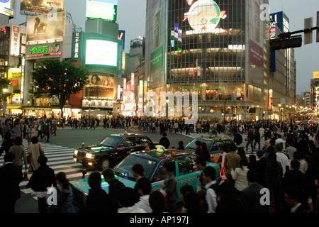 La gente di affari, l'ora di punta, taxi, grande incrocio di fronte alla Stazione di Shibuya, Hachiko Exit, alla metropolitana, metropolitana, stazione, JR Y Foto Stock