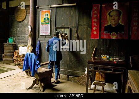 Barbiere di villaggio, ritratto di Mao, il cortile della casa di legno in Chengkan, antico borgo, museo vivente, Chengkan vicino Huangshan, un Foto Stock