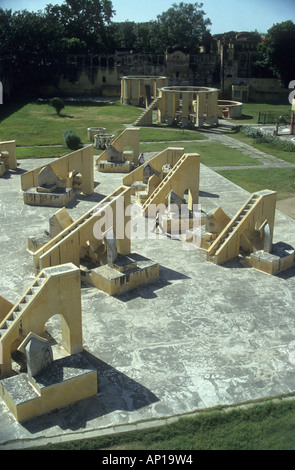 Strumenti astronomici a Maharaja Jai Singh II Jantar Mantar Observatory a Jaipur Rajasthan in India è stato costruito in 1716 Foto Stock