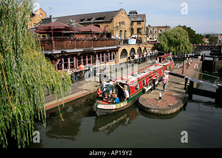 Barge Houseboats lasciando la serratura al mercato di Camden a Londra Foto Stock