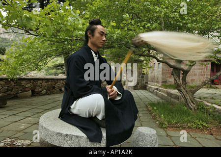 Il monaco taoista Zhang Qingren dimostrando Tai Chi, Hou Shi Wu tempio, Monte Tai, Tai Shan, provincia di Shandong, Patrimonio Mondiale, UNES Foto Stock