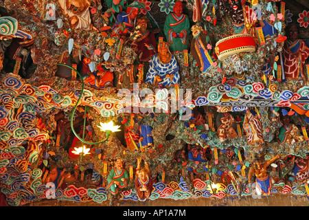 Demoni e intaglio del legno sul soffitto del vertice tempio, Terrazza sud, il monte Wutai, Wutai Shan, cinque Terrazza Mountain, B Foto Stock