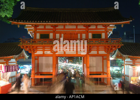 Le ore notturne al santuario Yasaka, Kyoto, Giappone Foto Stock