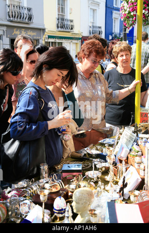 Acquisto di oggetti di antiquariato nel mercato di Portobello Road a Londra Foto Stock