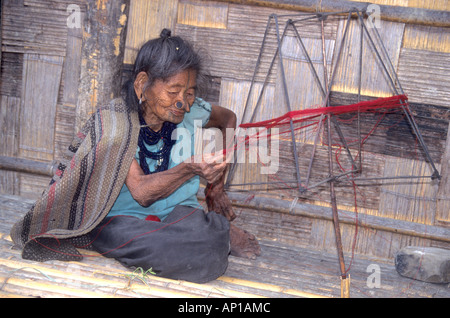 Tradizionalmente tatuato Apitani donna tribale in Arunachal Pradesh ,nord India orientale Foto Stock