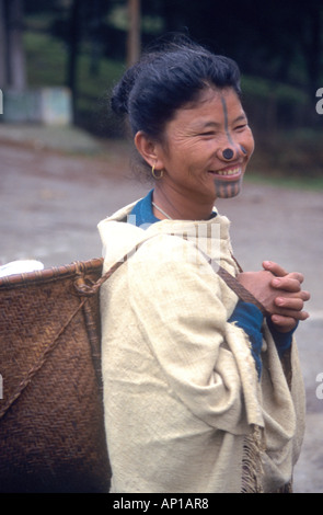 Tradizionalmente tatuato Apitani donna tribale in Arunachal Pradesh ,nord India orientale Foto Stock