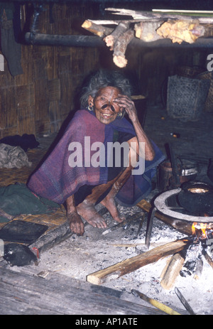 Tradizionalmente tatuato Apitani donna tribale in Arunachal Pradesh ,nord India orientale Foto Stock