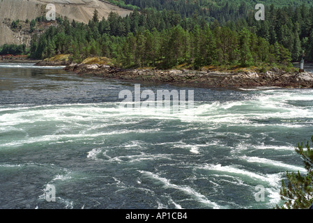 Acqua di sale di marea a rapids Skookumchuck si restringe parco provinciale Foto Stock