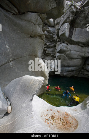 Un gruppo di persone che nuota attraverso il Canyon Maggia, Valle Maggia, Ticino, a sud con la Svizzera, Foto Stock