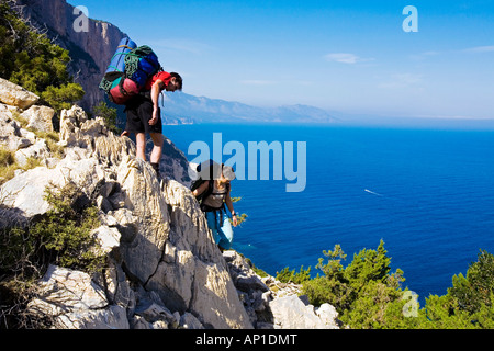 Un giovane uomo e una giovane donna escursionismo, il Sentiereo Selvaggio Blu, Sardegna, Golfo di Orosei, Italia Foto Stock