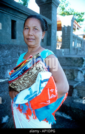 Ritratto di una donna indonesiana, Lovina Beach, Bali, Indonesia, Asia, sorridente nella fotocamera, mantenendo sarong nelle sue mani, turismo, Foto Stock