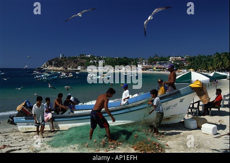 Pulizia dei pescatori le reti da pesca, Playa Municipial, Puerto Escondido, Oaxaca, Messico, America Foto Stock